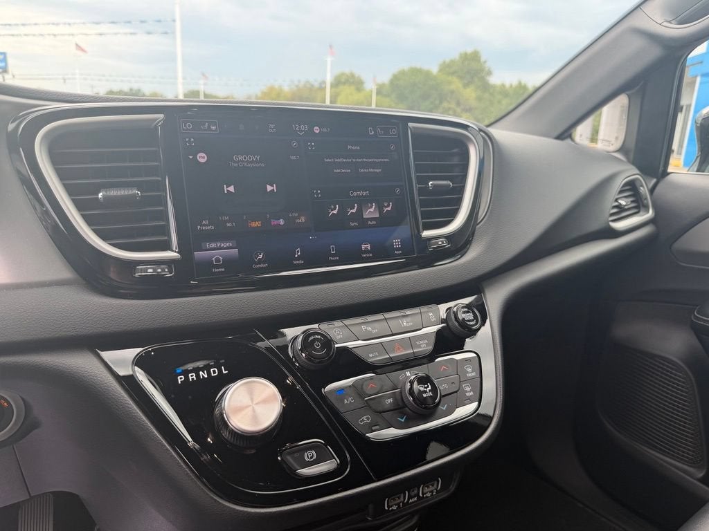 2025 Chrysler Pacifica Select