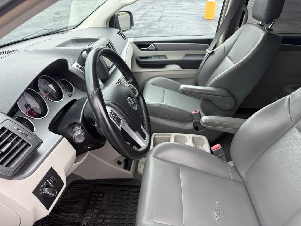 2013 Volkswagen Routan SE w/RSE & Navigation