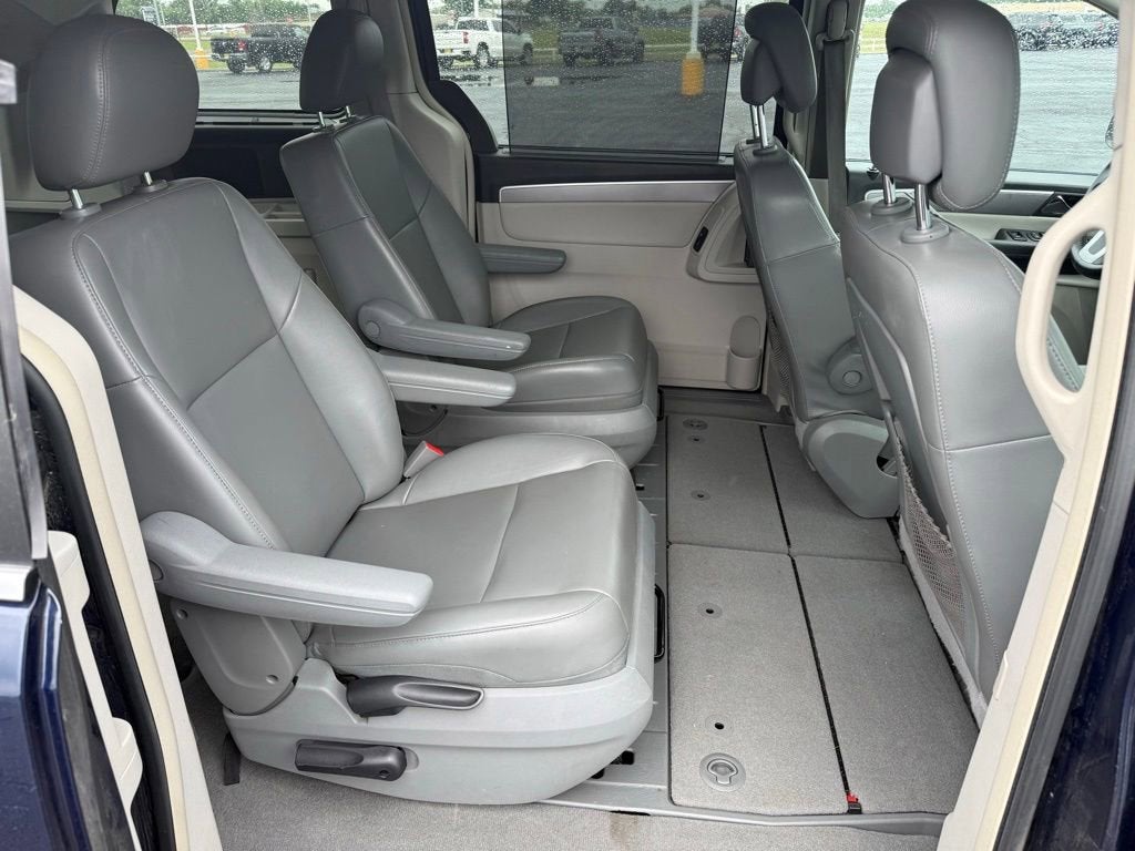 2013 Volkswagen Routan SE w/RSE & Navigation