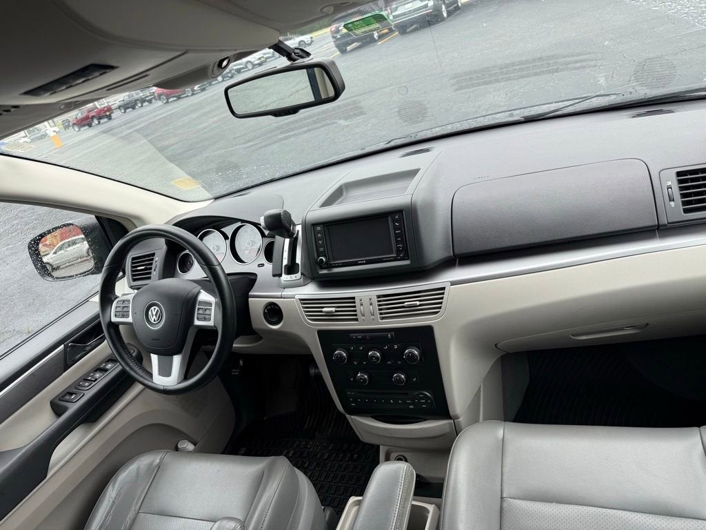 2013 Volkswagen Routan SE w/RSE & Navigation