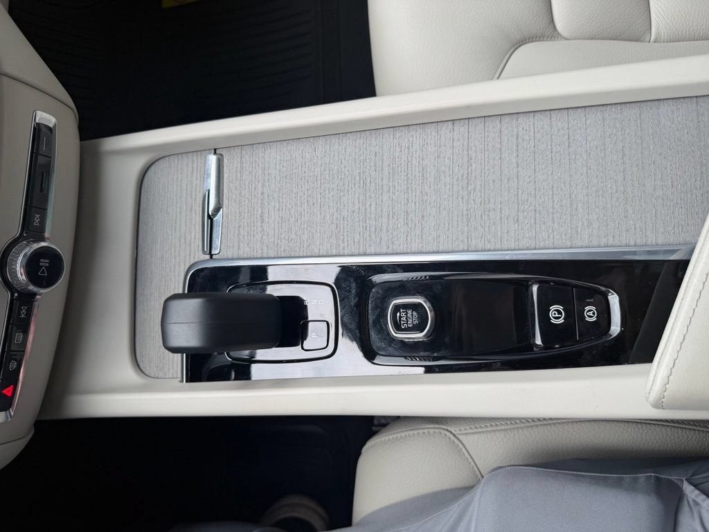 2023 Volvo XC60 Plus Bright Theme