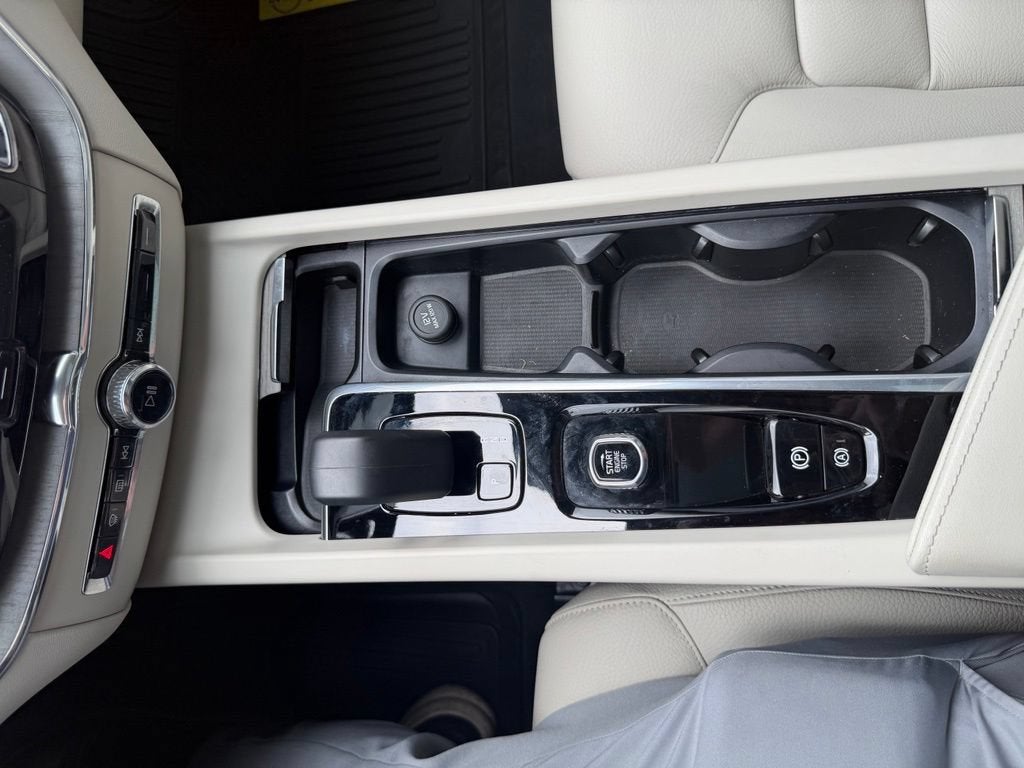 2023 Volvo XC60 Plus Bright Theme