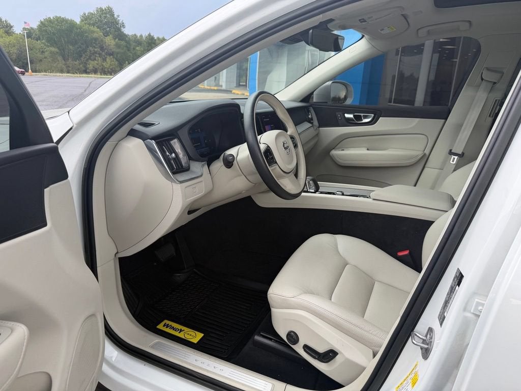 2023 Volvo XC60 Plus Bright Theme