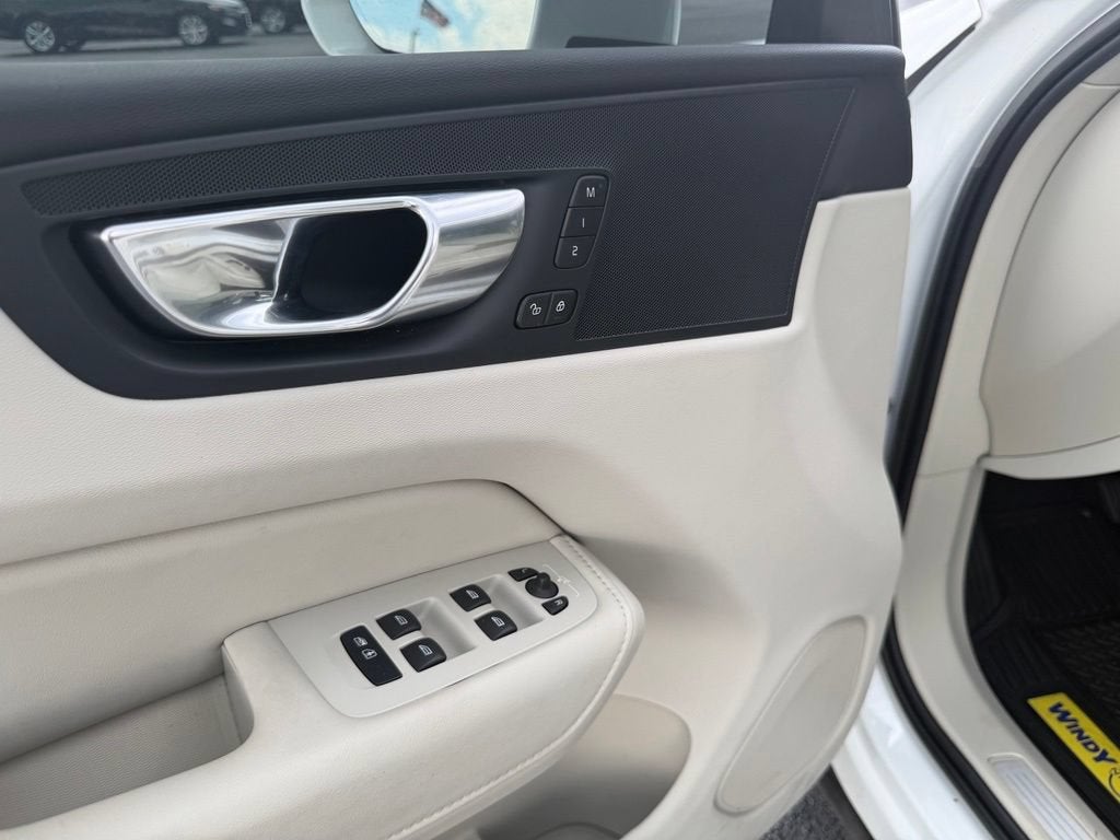 2023 Volvo XC60 Plus Bright Theme